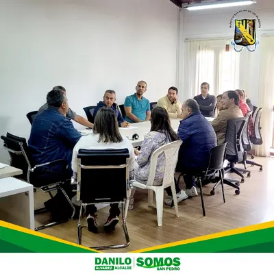 Con una reunión amena y en muy buenos términos, nuestro alcalde Danilo se reunió con los integrantes de la veeduría de la vía San Juan