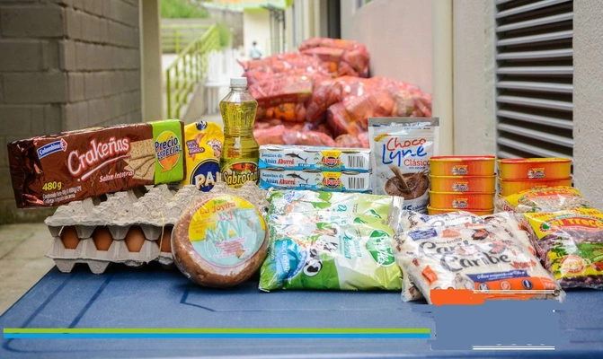Entrega de paquetes alimentarios para las personas mayores