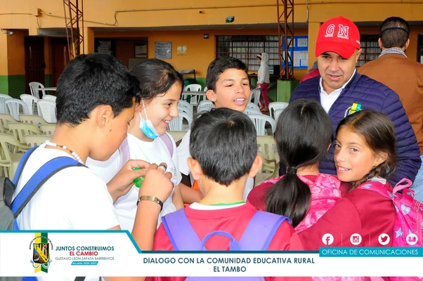 El alcalde Gustavo escucha la comunidad educativa de El Tambo